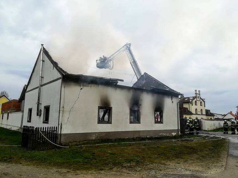 Požár autodílny ve Stráži nad Nežárkou - v Šimanově 26. dubna 2022.