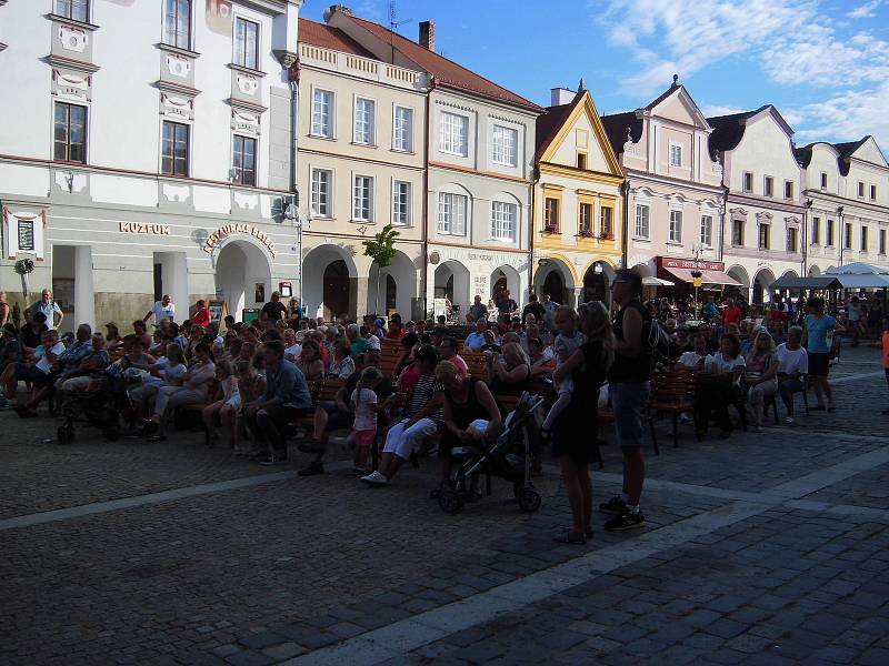 Na Třeboňském rynku zní rock, folk i pop.