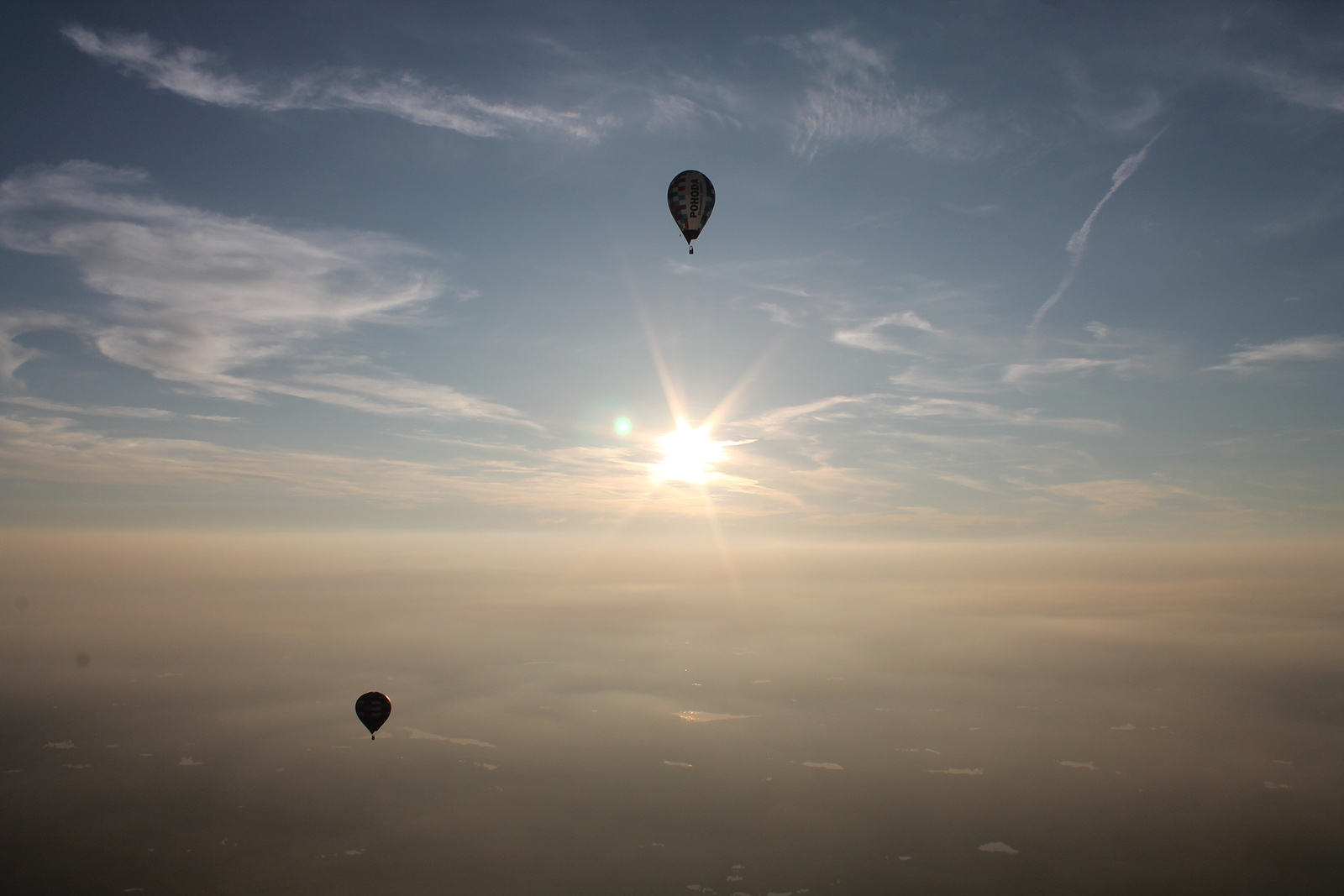 Večerní nebe nad Hradcem rozzářily balóny, piloti předvádějí svojí  šikovnost - Českokrumlovský deník