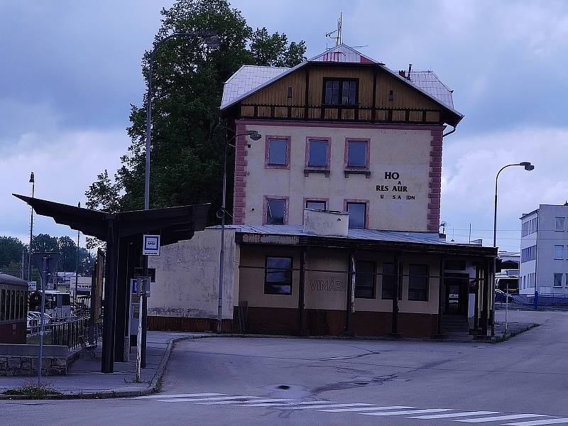 Jindřichohradecké vlakové nádraží a Hotel U města Vídně.