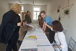 Volební okrsky v Hradci kontroluje výprava z úřadu v čele se starostou Stanislavem Mrvkou. V místní části Dolní Skrýchov odvolilo půl hodiny po začátku voleb šest voličů.