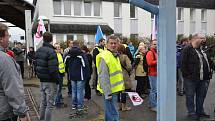 V sobotu odpoledne se sešla zhruba stovka lidí, aby v pokojné demonstraci zablokovala hraniční přechod v Českých Velenicích na protest proti liknavosti vlády ohledně přílivu nelegálních migrantů. 