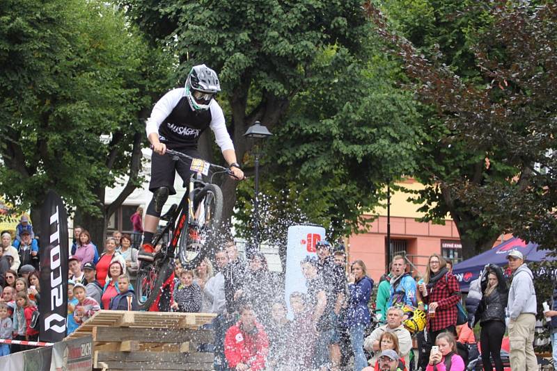 Z jízdy odvážných bikerů, kteří se řítili z dačické věže až na náměstí, se mnohdy tajil dech.