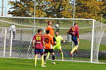 Fotbalisté Borku (v oranžových dresech) doma prohráli s Novou Bystřicí 1:3. Foto: Andreas Berger