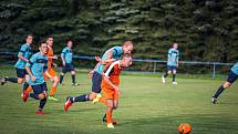 Slavoničtí fotbalisté (v oranžovém) vstoupili do okresního přeboru vysokým vítězstvím 5:0 v Kunžaku.