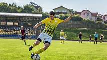 Jindřichohradečtí fotbalisté (ve žlutém) vyhráli přípravný duel v Dačicích 6:1.