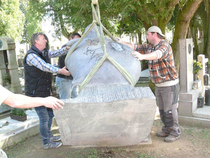 Instalace pomníku hokejisty Jana Marka na jindřichohradeckém hřbitově. 