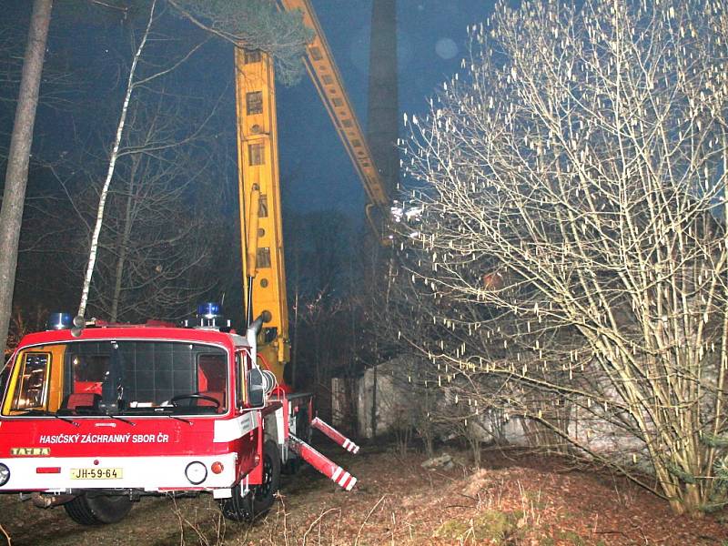 Ve Stráži nad Nežárkou vypukl požár v bývalém chátrajícím lihovaru.