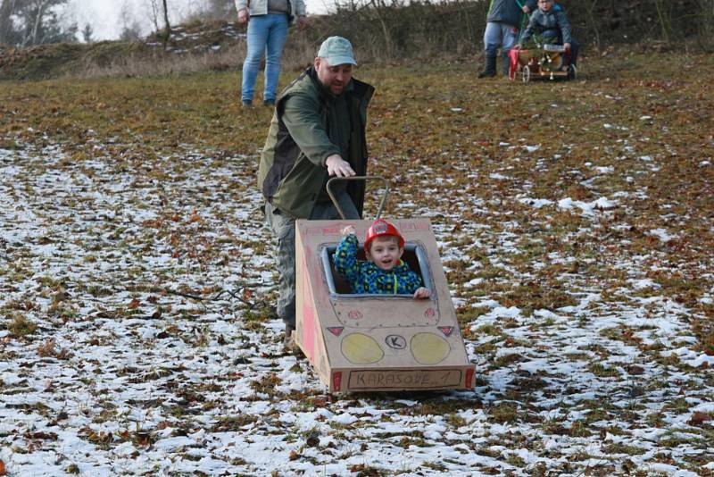 Při silvestrovském sjezdu v Horní Radouni se letos obešli i bez sněhu, vozítka jezdila na kolečkách.