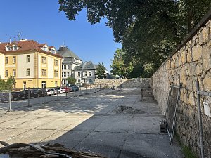 Naproti Švecovým kolejím vzniká nové parkoviště.