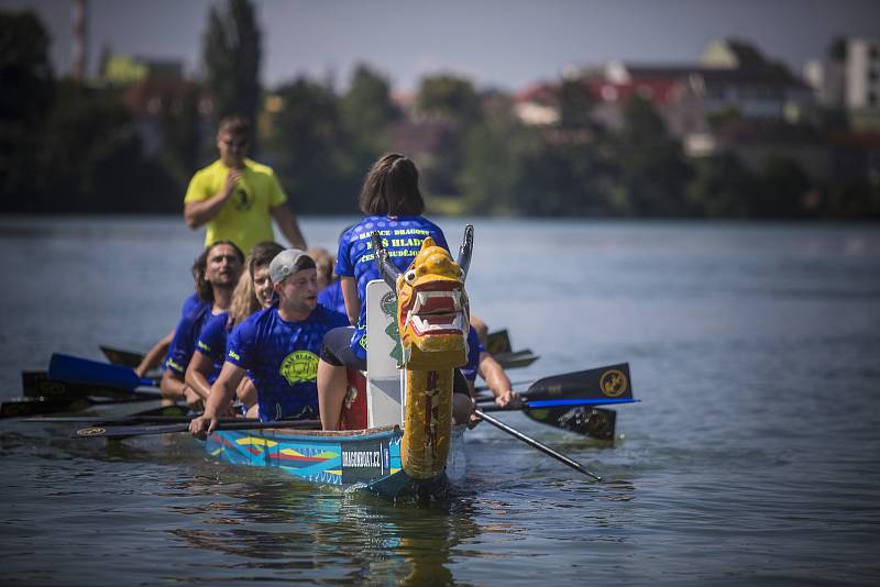 V sobotu se na Vajgaře uskutečnil první ročník závodů dračích lodí Vajgarská saň. Foto: Martin Kozák