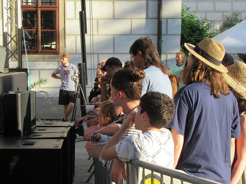 Festival Okolo Třeboně již tradičně zahájil prázdniny, v sobotu 4. července se na zámeckém nádvoří představila zpěvačka Jana Rychterová, kapela Epydemye a Xindl X.