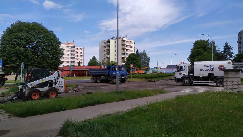 Tento týden vypukla rekonstrukce páteřní komunikaci sídlištěm Vajgar. V prvním úseku od kruháče u bazénu se ve středu ráno začal pokládat asfalt.