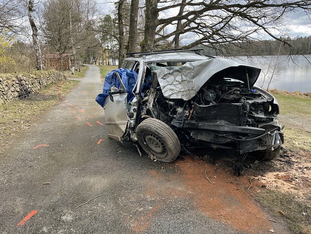 Havarované osobní auto se stalo němým svědkem tragické nehody z 5. dubna 2022 u Staňkovského rybníka, při které vyhasly tři životy.
