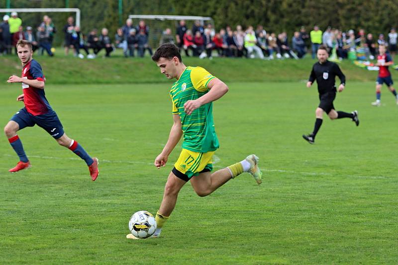 Fotbalisté Třebětic (v zelenožlutém) v 19. kole I. a třídy porazili Bernartice 5:1 a upevnili si vedení v tabulce sk. B.