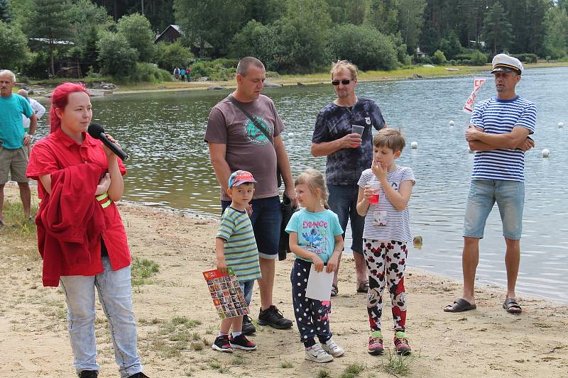 Netradiční plavidla se vydala na hladinu rybníku Dřevo.