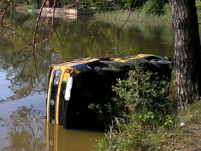 U Cepu na Suchdolsku spadlo auto do rybníka. Na místě zasahovali i suchdolští hasiči. 