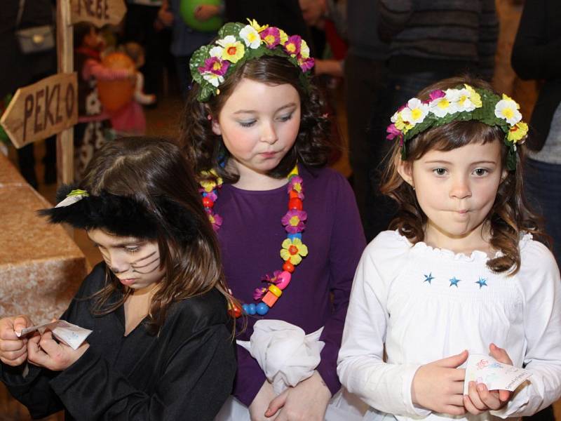Město Deštná ve spolupráci se Spolkem divadelních ochotníků Deštná uspořádaly v sobotu 25. února dětský karneval v Kulturním domě Deštná.