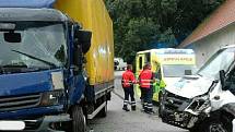 V ostré zatáčce v Nové Olešné se střetla dodávka s kamionem. Řidič nákladního vozu utrpěl zranění. 