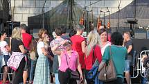 Festival Okolo Třeboně již tradičně zahájil prázdniny, v sobotu 4. července se na zámeckém nádvoří představila zpěvačka Jana Rychterová, kapela Epydemye a Xindl X.