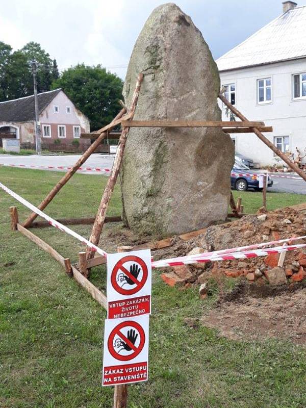 Na staroměstském náměstí stojí nová dominanta - menhir.