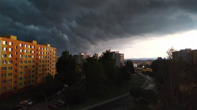 Zlověstný příchod bouře nad sídlištěm Vajgar v Jindřichově Hradci.