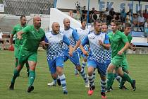 V úvodním kole I. B třídy fotbalisté Studené (v modrobílých dresech) na svém stadionu porazili Lomnici 5:2.