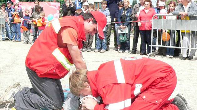 Členové jindřichohradeckého červeného kříže ukazují umělé dýchání.
