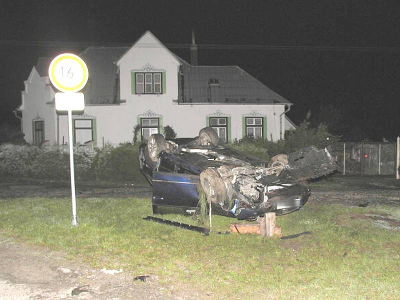 Pohled na havarované auto po nehodě u Dvorů nad Lužnicí.