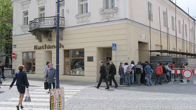 Dostat se z jindřichohradeckého Masarykova náměstí k bývalému okresnímu úřadu a parkovišti je teď nemožné. 