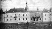 Celkový pohled na zámek. Pohlednice z doby před rokem 1920 ze sbírky J. Úlovce