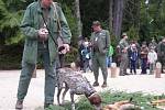 Slavnostní nástup mezinárodní soutěže ohařů u Schwarzenberské hrobky v Třeboni.