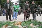 Slavnostní nástup mezinárodní soutěže ohařů u Schwarzenberské hrobky v Třeboni.