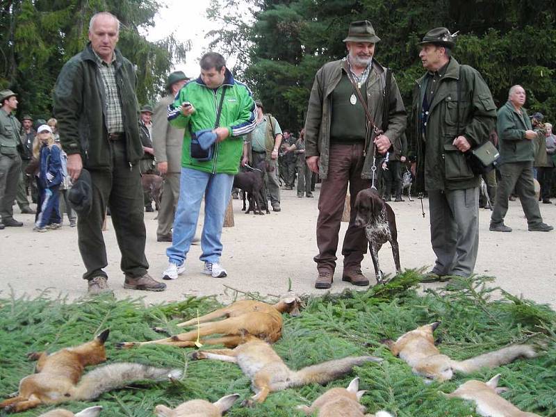 Slavnostní nástup mezinárodní soutěže ohařů u Schwarzenberské hrobky v Třeboni.