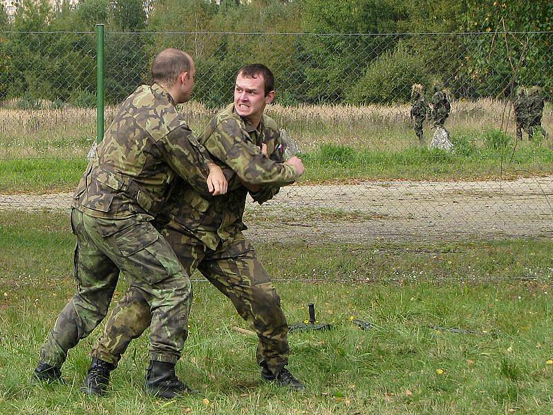 Vojáci 44. lehkého motorizovaného praporu v Jindřichově Hradci předvedli slovenskému vojenskému leteckému přidělenci Milanu Maximovi ukázky taktické přípravy družstva a boje z blízka. 