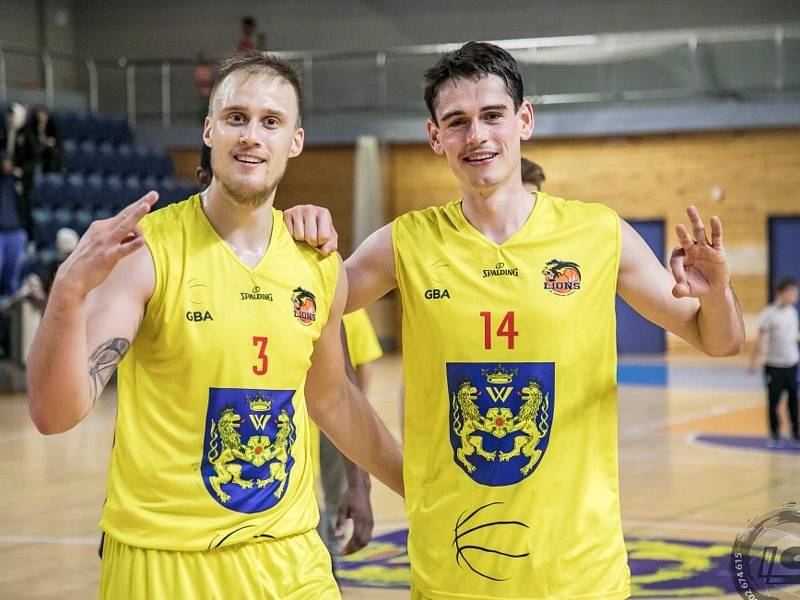 Jindřichohradečtí basketbalisté (ve žlutém) porazili v 10. kole I. ligy Plzeň 90:69 a ve skupině Západ zůstávají stoprocentní.