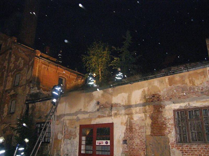 Likvidace požáru historického pivovaru v centru J. Hradce pokračovala i v nočních hodinách.