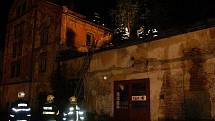 Likvidace požáru historického pivovaru v centru J. Hradce pokračovala i v nočních hodinách.