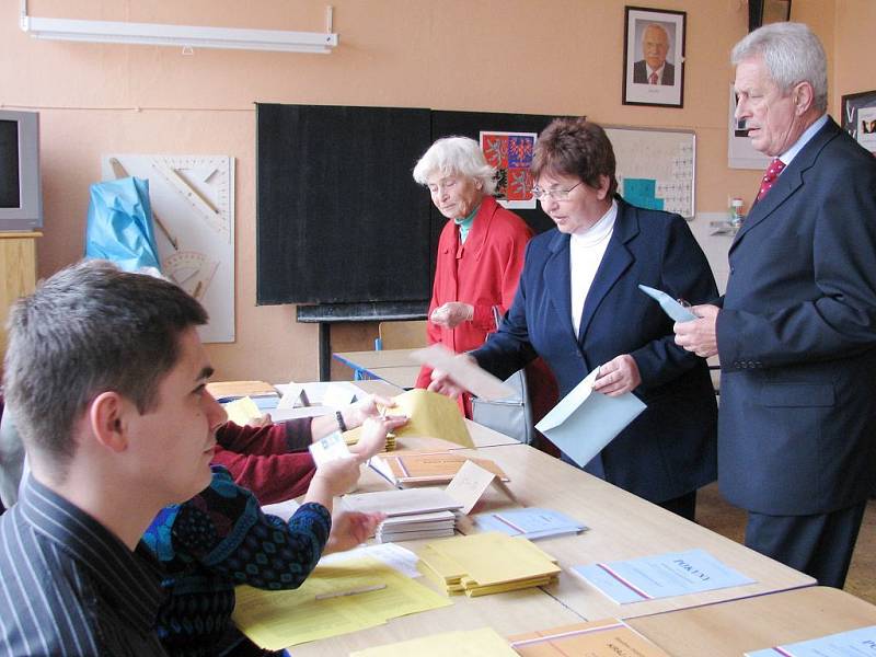 Mezi prvními voliči byl starosta Jindřichova Hradce Karel Matoušek s manželkou Ivanou. 