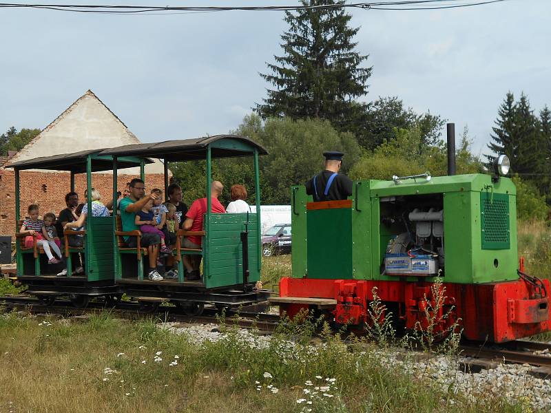 V zahradní železnici jezdí vlak tažený parní lokomotivou.