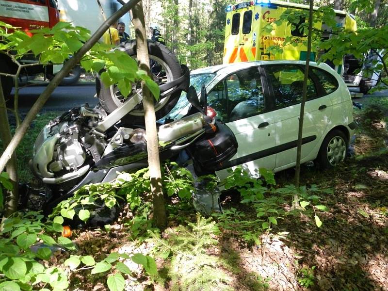 U Třeboně ve směru na Majdalenu se střetlo osobní auto s motorkou. Motocyklista na místě zraněním podlehl. 