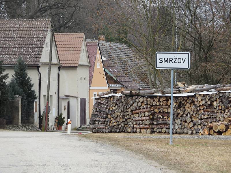 Obec Smržov a chatová osada u rybníku Dvořiště nedaleko Lomnice nad Lužnicí na Jindřichohradecku, kde 5. srpna 2020 došlo k incidentu. Zastřeleného muže před rekreačním objektem připomínají staré policejní pásky, svíčky i květiny.