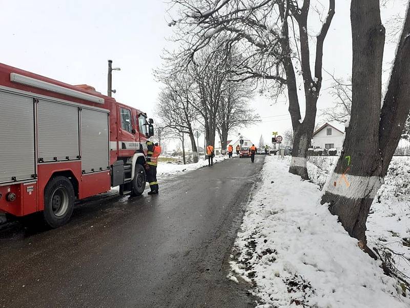 Střet osobního auta s vlakem na přejezdu v Kardašově Řečici.