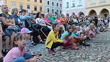 Zaplněné hradecké náměstí Míru si užilo koncert kapely Beatles Revival.