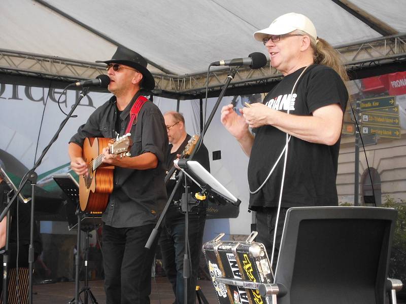 Na Třeboňském rynku zní rock, folk i pop.