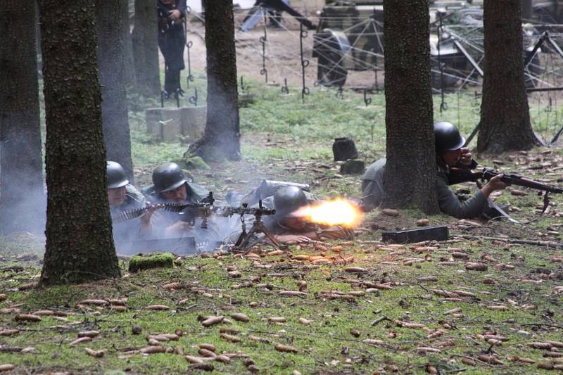 Atraktivní podívanou nabídl 14. ročník akce s názvem Přepadení řopíků 1938, která se uskutečnila v pevnostním areálu u Slavonic.