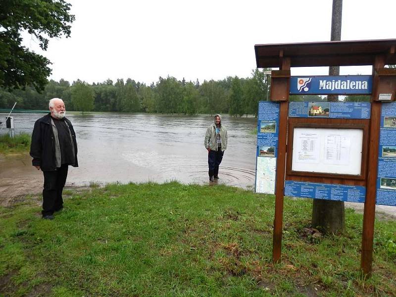 Na Pilaři v Majdaleně Lužnice v pondělí vystoupala na 3. povodňový stupeň.