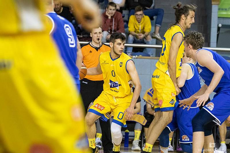 Jindřichohradečtí basketbalisté vyhráli nad Plzní i třetí čtvrtfinálový duel (107:79) a postoupili do semifinále play off I. ligy. Domácí tým představil novou posilu Jiřího Hubálka (s číslem 50).