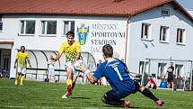 Jindřichohradečtí fotbalisté (ve žlutém) vyhráli přípravný duel v Dačicích 6:1.