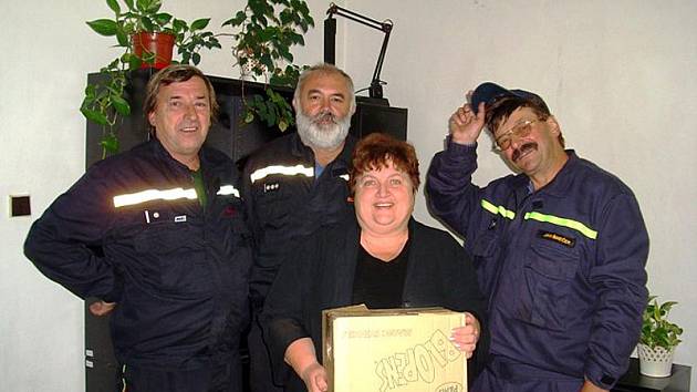 Dobrovolní hasiči z Branné předali třeboňskou sbírku starostce města Zákupy Miloslavě Hudakové.